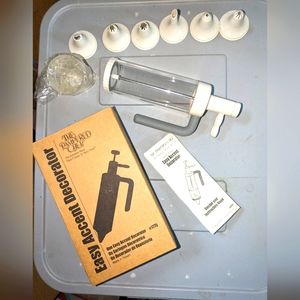 NWOT easy accent decorator with instructions